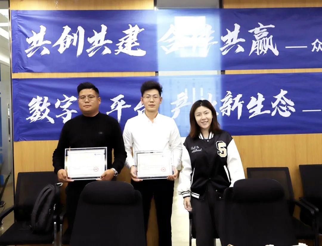 欧宝(中国)高级副总裁山海授予商户“欧宝(中国)特邀顾问”荣誉.jpg